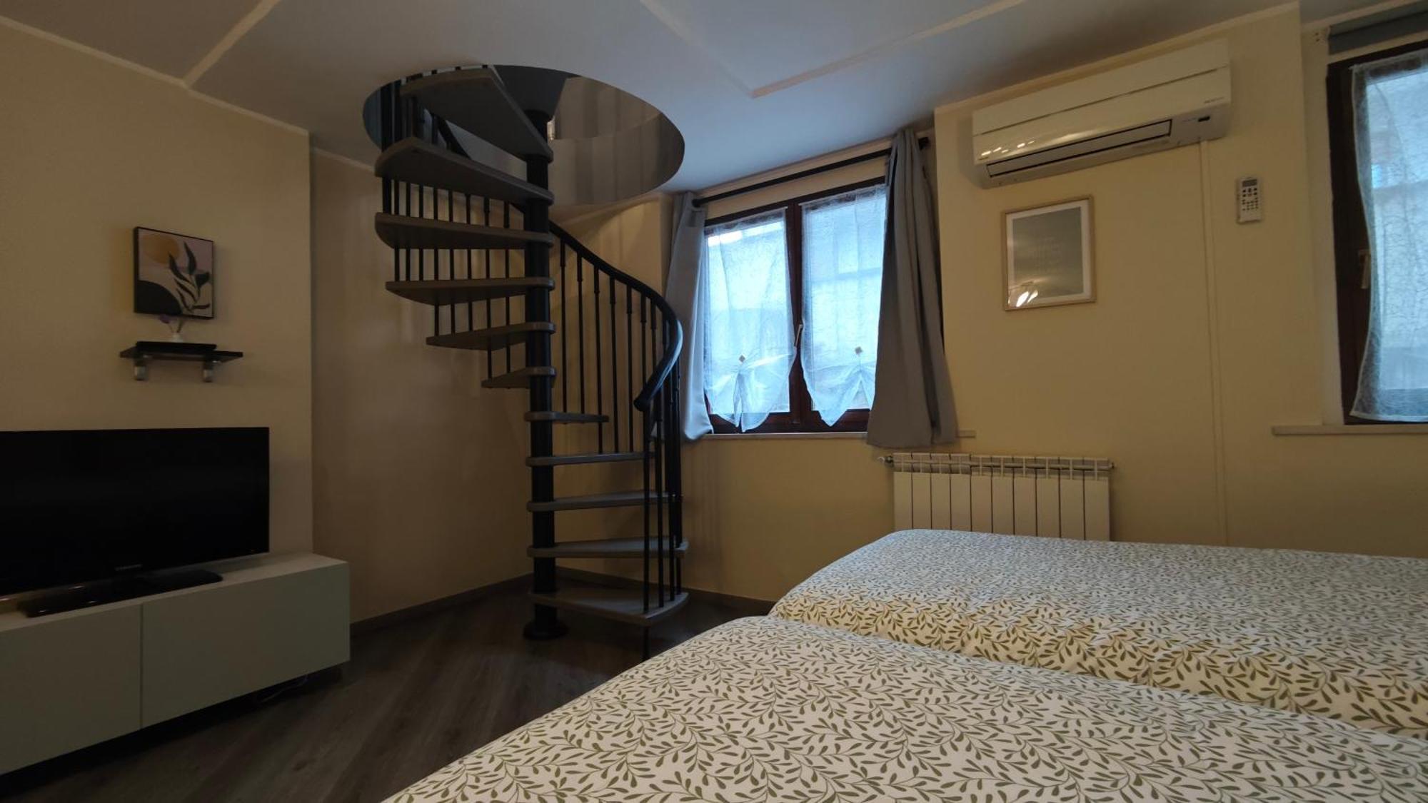 Appartamento Aleph With Private Parking, Next Train Station Como Exterior photo